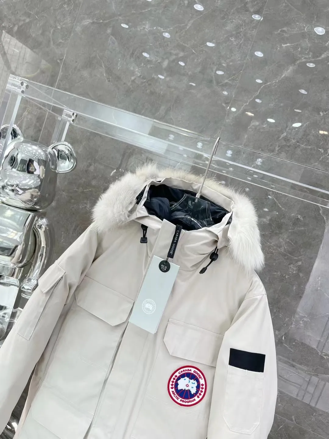 P840 Top version, original top quality Canadian brand Canada Goose has always been recognized as the warmest down jacket. Various Instagram celebrities, Internet celebrities, and celebrities often wear it for street photos. I do Canada Goose every year, but I still can’t get rid of my love for the geese. No matter how cold the weather is, there is no need to be afraid, because there are geese! ! The fur collar is made of top-grade imported coyote fur, which is not comparable to most of the loose and soft raccoon fur and fake fur on the market. The delicate and firm feel of the natural Siberian coyote fur collar is the sense of life that comes from the erosion of wind and frost in nature. The fur collar is removable! Filled with 90% white duck down, Canada Goose is the legendary warmest down jacket and is known as a must-have for Arctic outdoor sports! The most popular down jacket in the world, celebrities are rushing to buy it, it is a must-have! Same style for men and women Size: XS~XXL Ready in stock😍😍